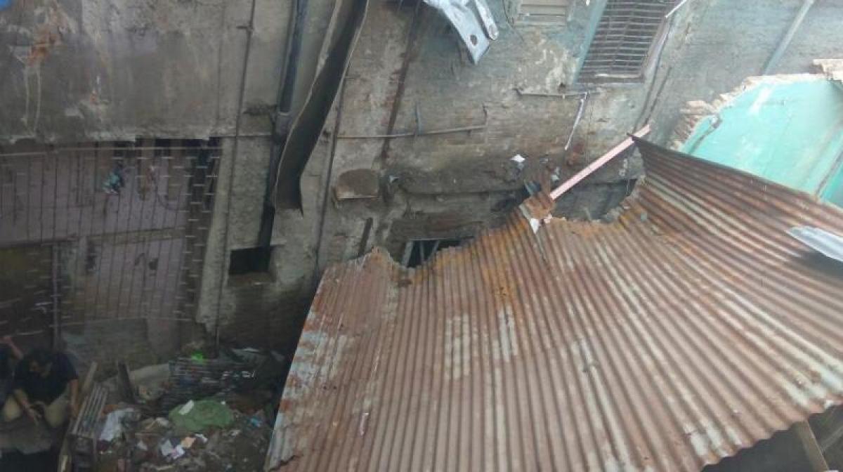 Building collapses in Mumbai, 2 girls feared trapped